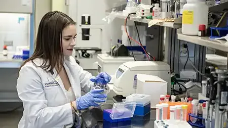 Female pharmacy student working in the lab.